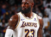 开云体育登录-詹姆斯球风独特，被誉为一代传奇