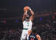 开云体育app-雄鹿险胜雄鹿B队，塔图姆三分雨点燃全场的简单介绍