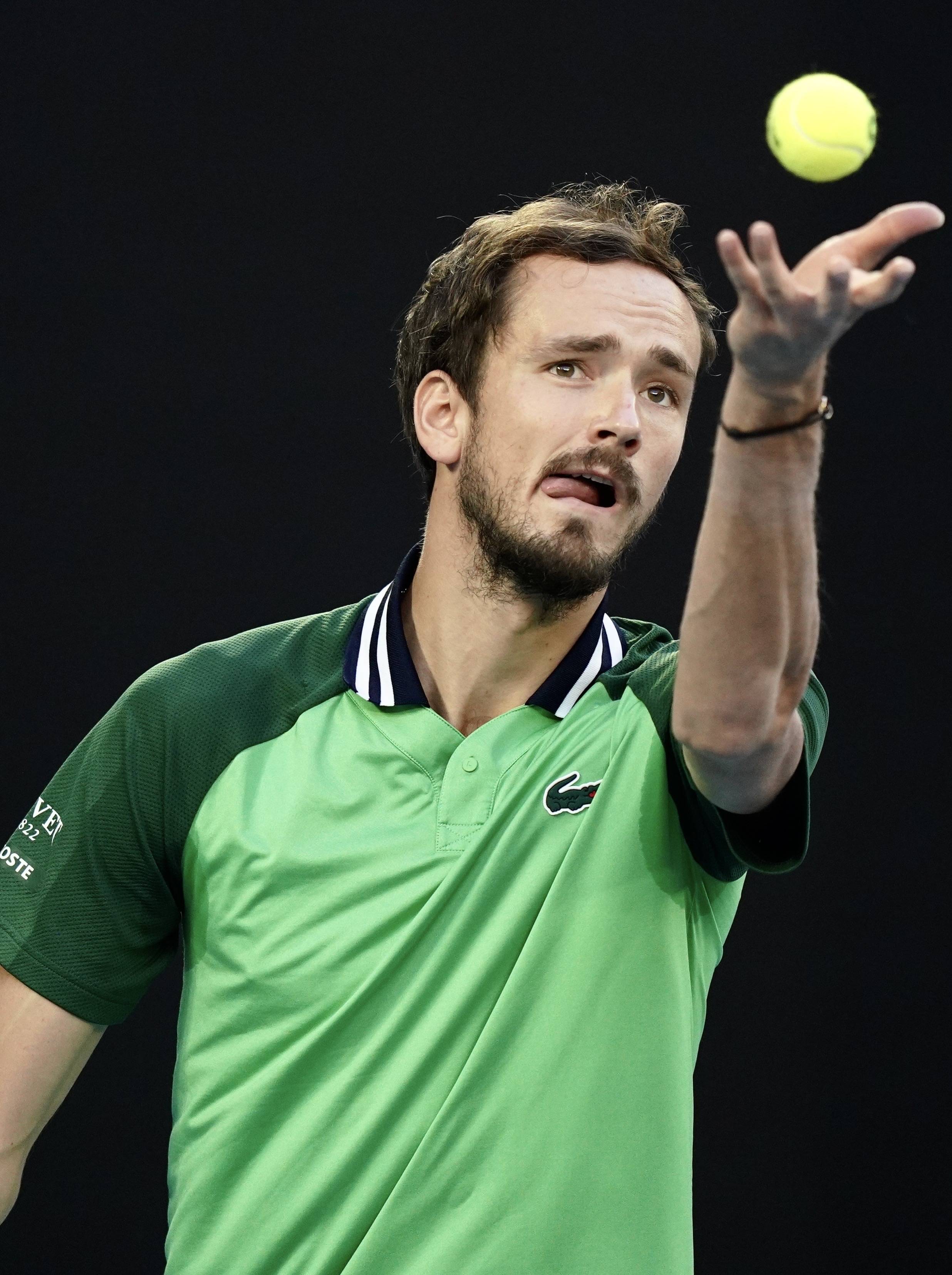 关于世界网球队险胜意大利网球队，梅德韦杰夫完成帽子戏法的信息