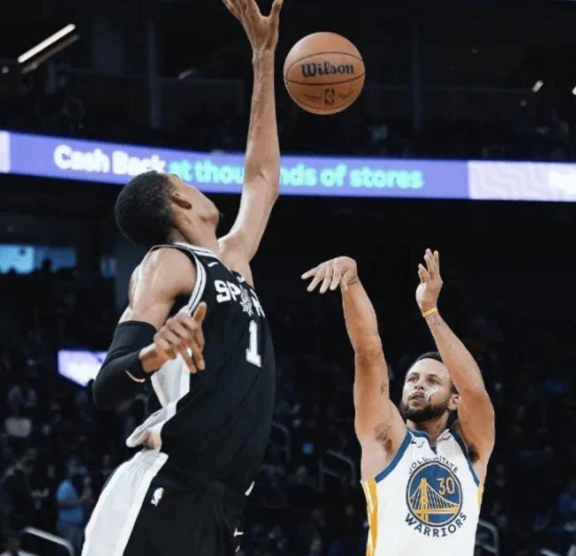 湖人险胜马刺,库里爆发神勇的简单介绍 湖人险胜马刺,库里爆发神勇的简单介绍