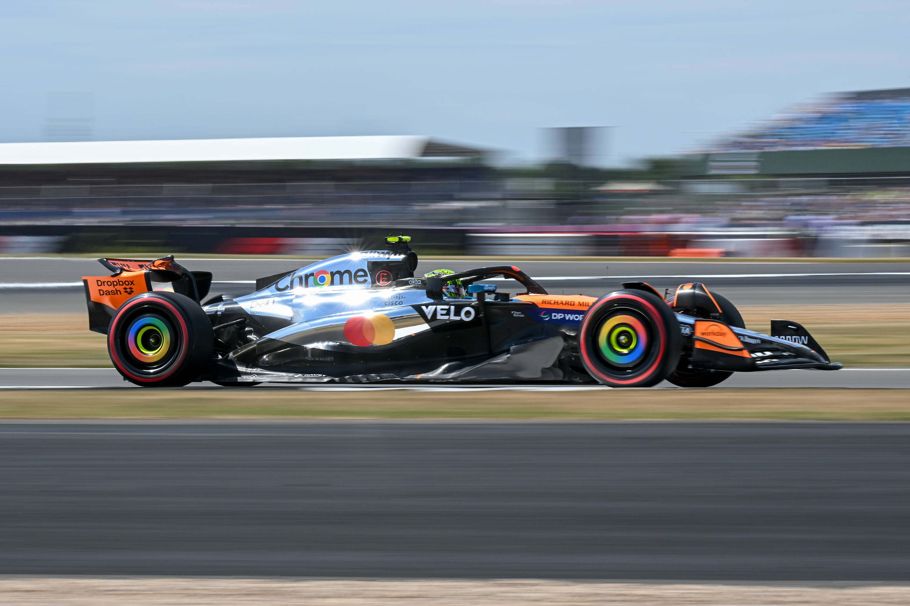 包含梅赛德斯力克哈斯车队，皮亚斯特里带队取胜的词条