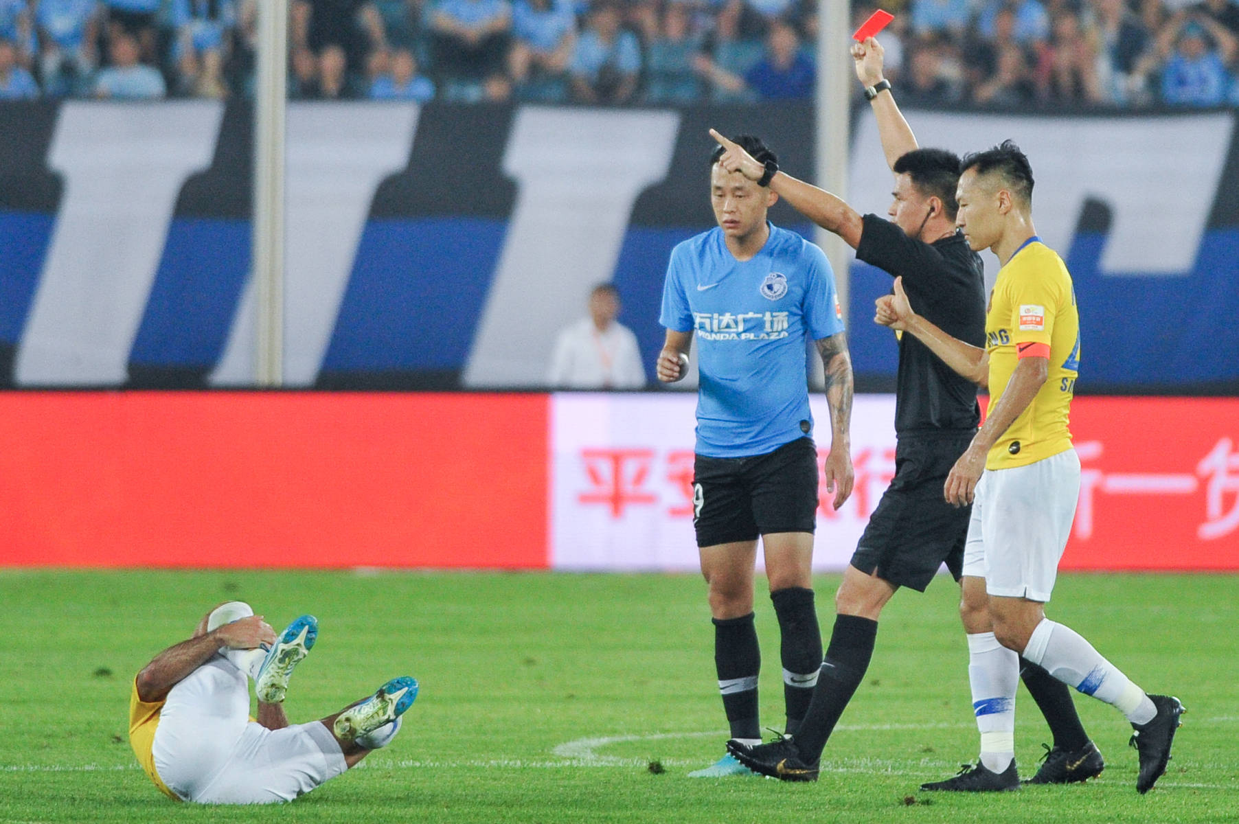 大连一方主场遭遇苏宁逆转，球队遭遇连败