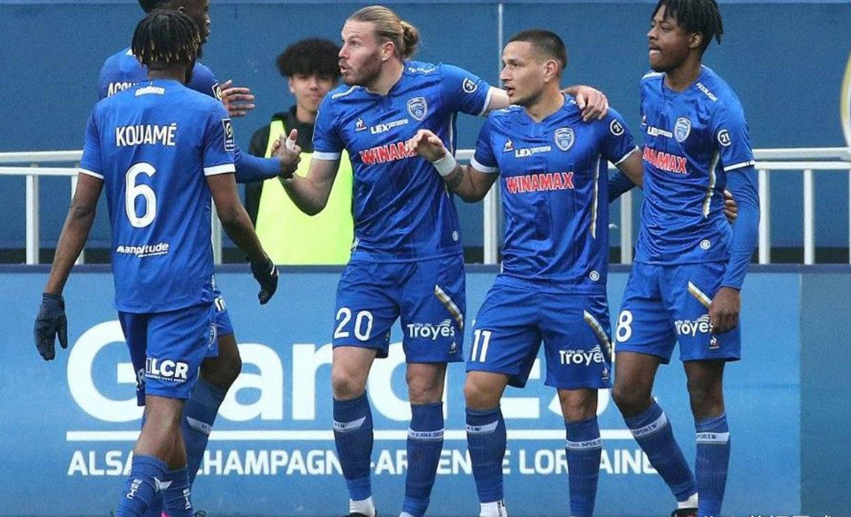 亚眠客场不敌对手,遭遇失利 亚眠客场不敌对手,遭遇失利