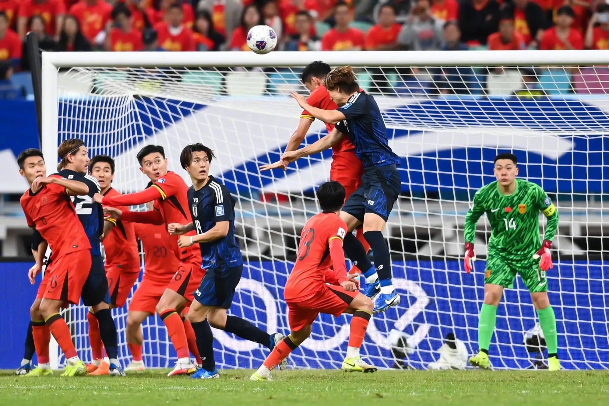 足球赛事热烈进行中，球迷观战比赛悬念