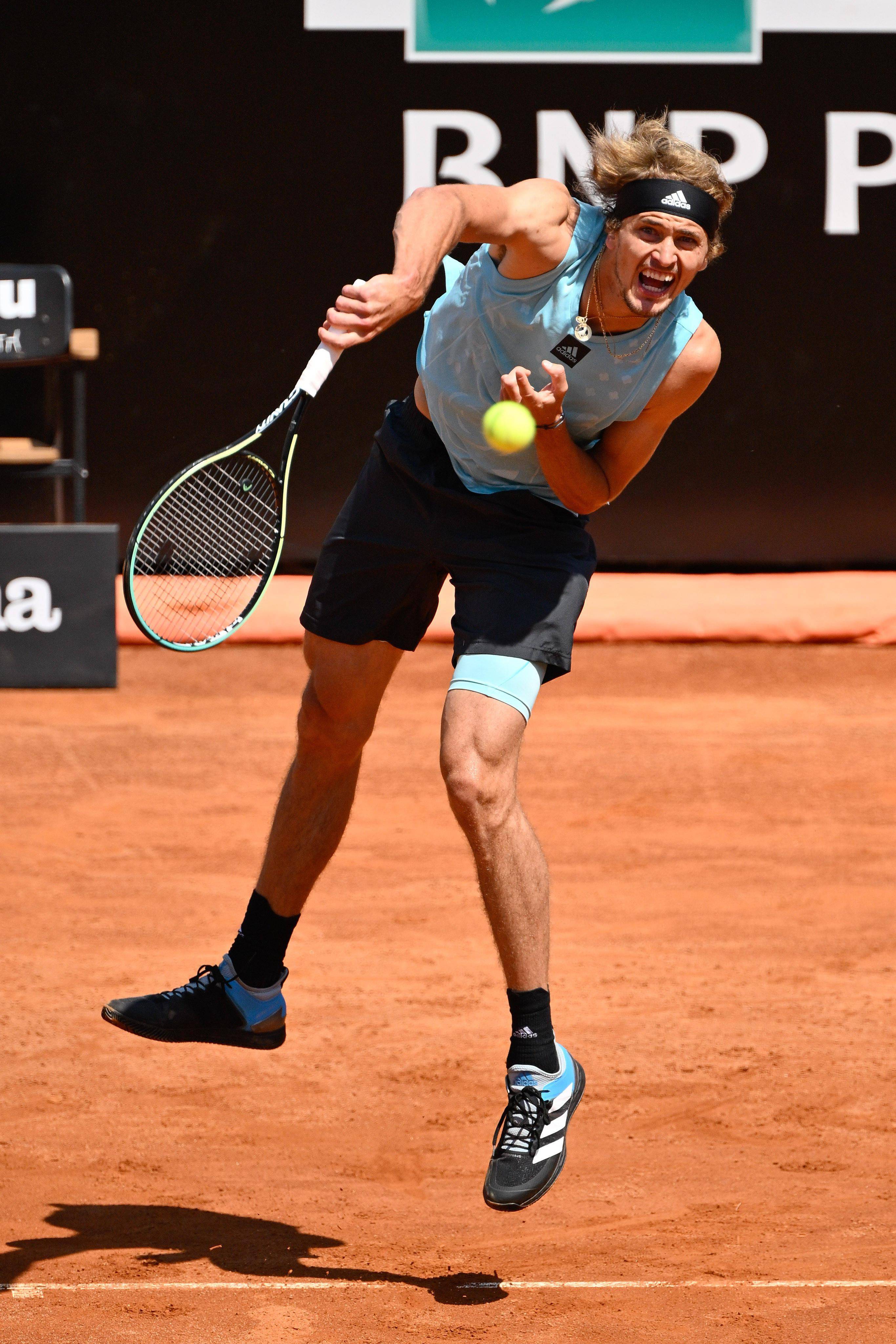 关于意大利网球队轻取西班牙网球队，兹维列夫送出助攻的信息