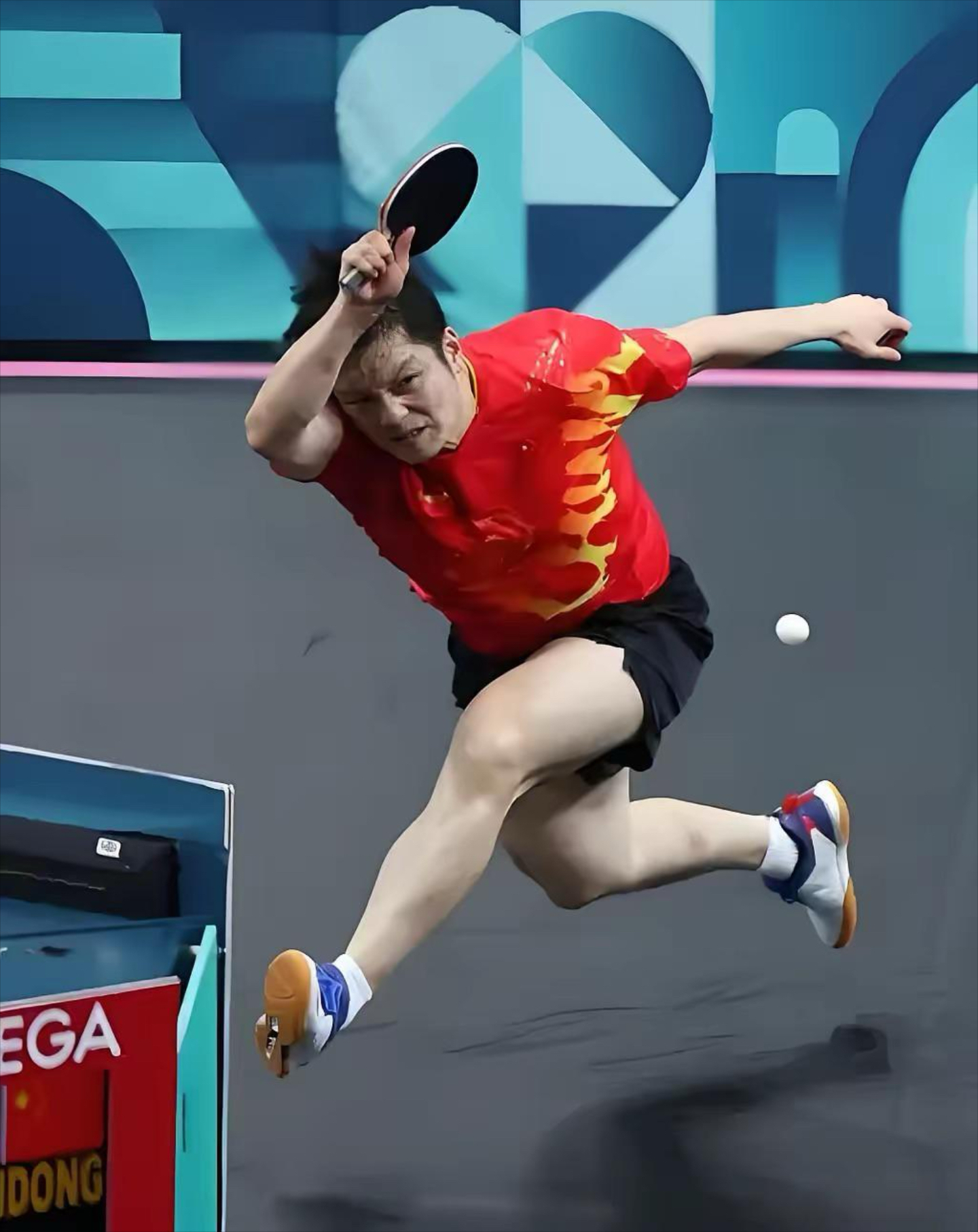 英格兰队碾压中国队，樊振东点燃赛场