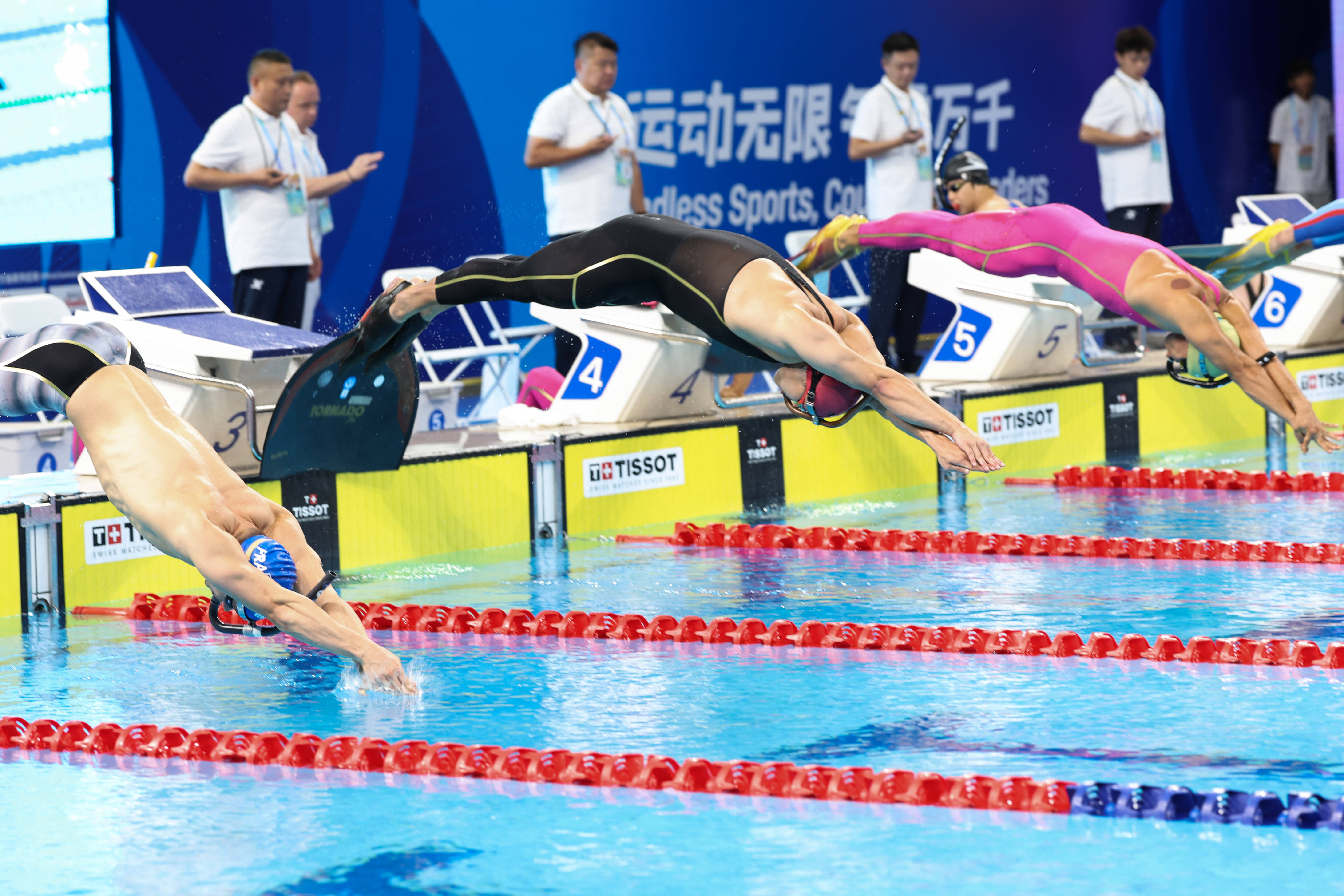 关于泳池边的风云：游泳比赛中的竞技热度的信息