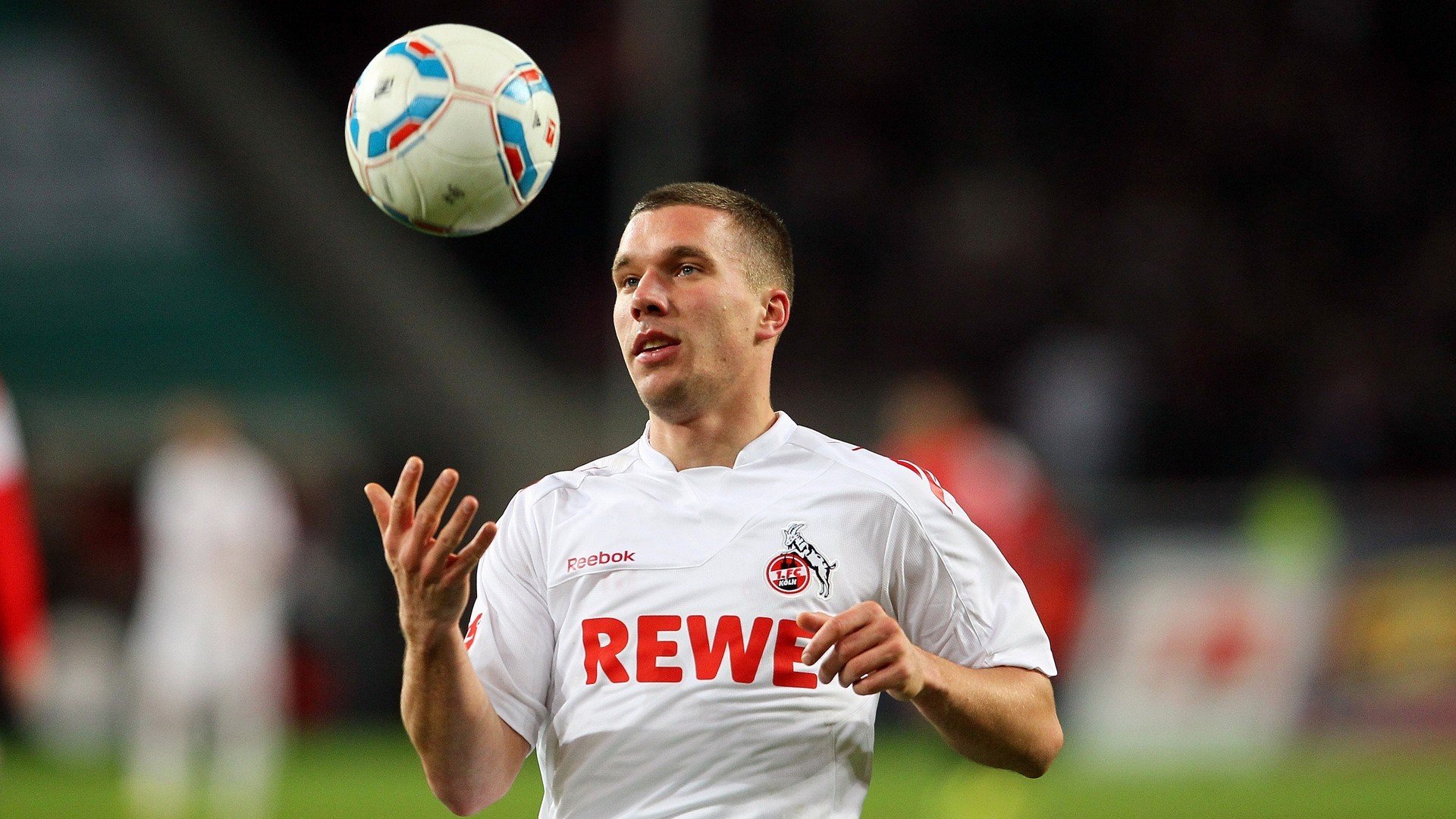 街道上的速度与战术，F1迈阿密站激战正酣，瑞士足球轻取喀麦隆